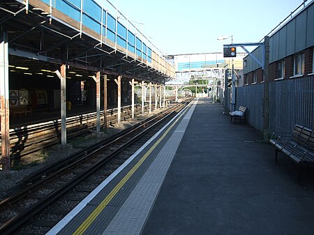 Edgware station platform 1 southbound.JPG