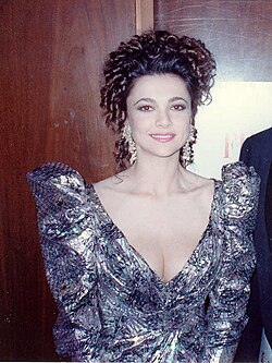 Emma Samms vuoden 1990 Oscar-gaalassa