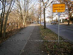 Landesgrenze von Berlin (Pflasterstreifen: ehemals Mauerlauf)