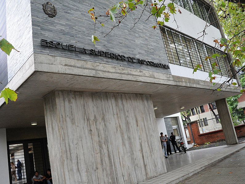 File:Escuela Superior de Informática - panoramio.jpg