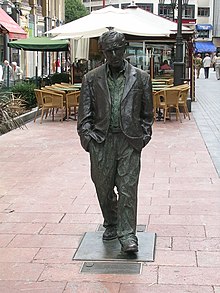 Estatua de tamaño natural de Woody Allen en Oviedo, España