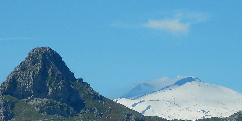 Fil:Etna and Rocca Salvatesta, monti Peloritani,sicily.JPG