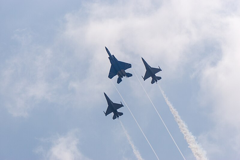 File:F-15SG + F-16C - RSAF (40169402802).jpg