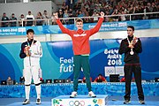 Deutsch: Fechten bei den Olympischen Jugend-Sommerspielen 2018: Tag 1, 7. Oktober 2018, Jungen, Säbel, Siegerehrung - Gold: Krisztián Rabb (HUN), Silber: Hyun Jun (KOR), Bronze: Mazen Elaraby (EGY); Medaillen überreicht durch IOC-Mitglied Britta Heidemann, Maskottchen überreicht durch FIE-Generalsekretär Emmanuel Katsiadakis English: Fencing at the 2018 Summer Youth Olympics at 7 October 2018 – Boys' sabre Medal ceremony – Gold: Krisztián Rabb (HUN), Silver: Hyun Jun (KOR), Bronze: Mazen Elaraby (EGY); Medal presenter: IOC member Britta Heidemann, Mascot presenter: FIE Secretary General Emmanuel Katsiadakis