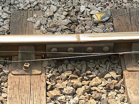 Tập tin:Fishplate joining two sections of bullhead rail at Cardiff Bay railway station 02.jpg