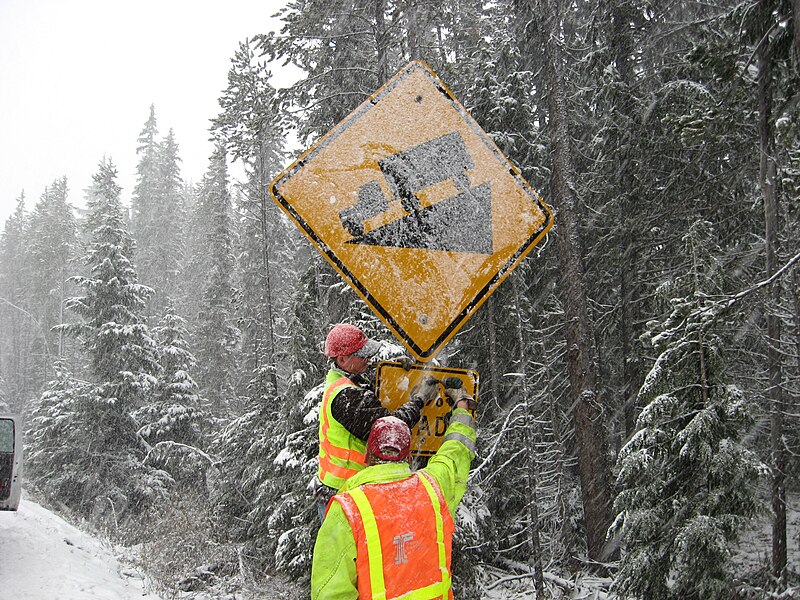 File:Fixing sign in Willamette Pass (5201529693).jpg