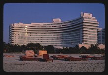 The hotel in 1982 at sunset Fontainebleau Hilton, Miami Beach, Florida LCCN2017711386.tif