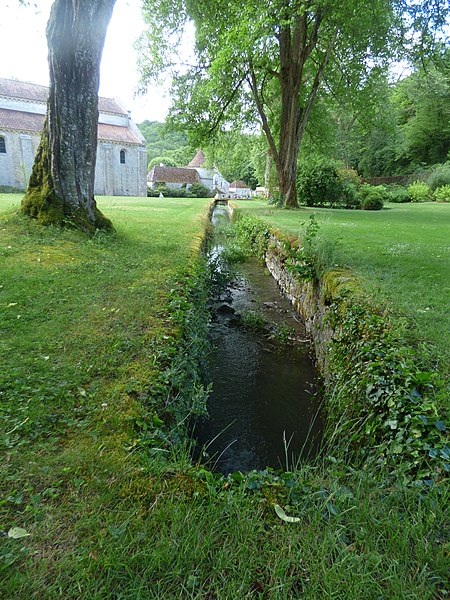 File:Fontenay Abbey - streams (35003971714).jpg