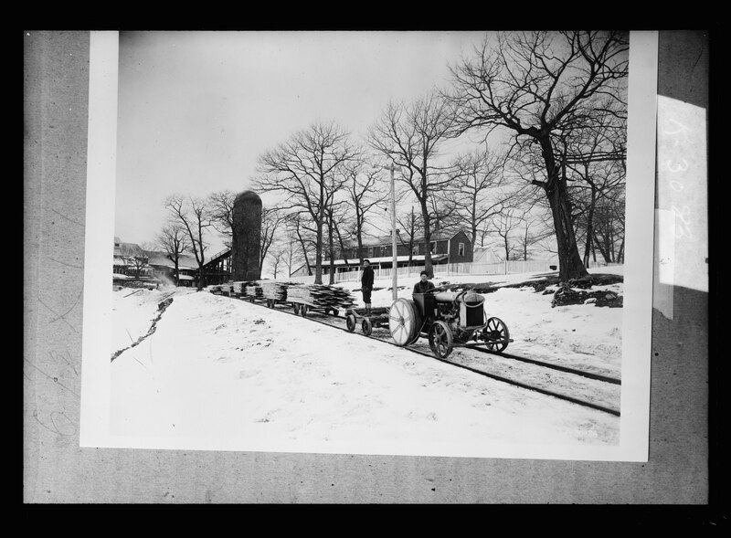 File:Fords on railway, 1924.tif