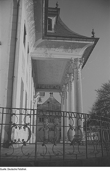 File:Fotothek df roe-neg 0006412 006 Blick auf den Portikus des Bergpalais.jpg
