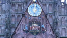 Archivo: Frauenkirche Nuremberg Mechanical clock.ogv