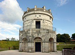 Vista frontal - Mausoléu de Teodorico - Ravenna 2016.jpg