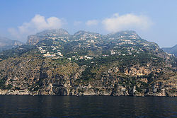 Furoren kylä sijaitsee Lattarivuorten etelärinteellä Salernonlahden pohjoisella rantatörmällä.