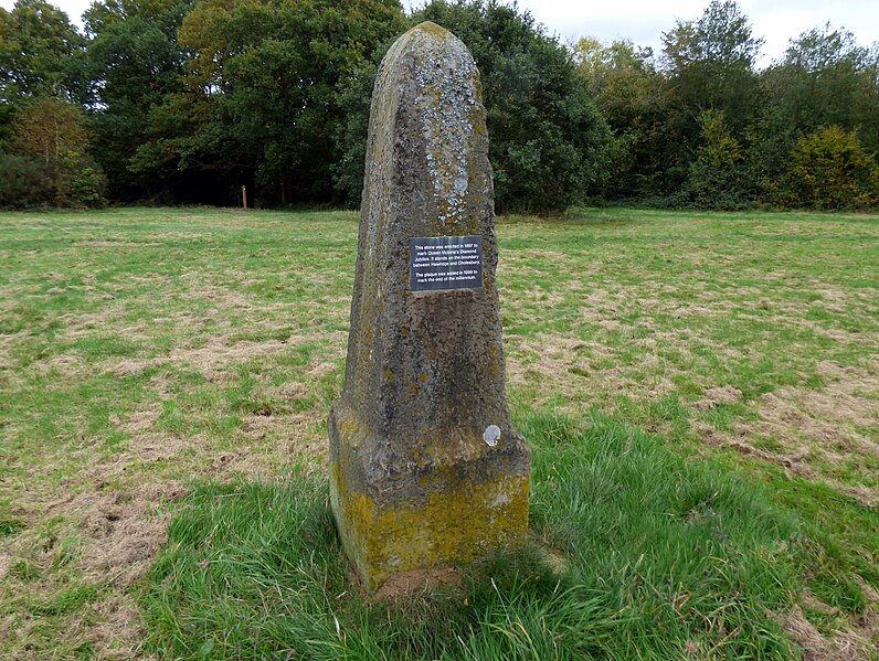 File:GOC Cholesbury to Chartridge 048 Queen Victoria Diamond Jubilee Memorial, Hawridge and Cholesbury (44792056822).jpg