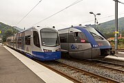 鉄道線で使用されるフランス国鉄の気動車（右）と並ぶU22500形（左）（2013年撮影）
