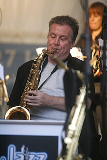 Gary Barnacle tocando con Big Band en el castillo de Rochester en 2011