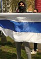 Weiß-blau-weiße Flagge bei einer Protestaktion, 2022