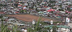 Goma, Province du Nord Kivu, RD Congo - Le stade de l'Unité depuis les hauteurs du Mont Goma. (24243783210) (cropped).jpg