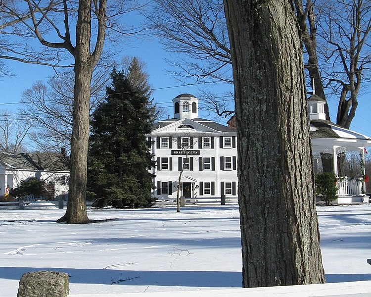 File:Grafton Inn across the Town Common, Grafton MA.jpg