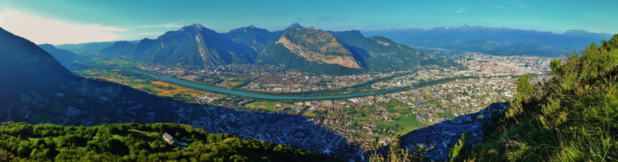 Vue panoramique de la trouée de l'Isère depuis le massif du Vercors en direction du massif de la Chartreuse avec Grenoble à droite et Voreppe à gauche.