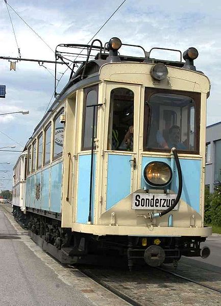 File:GuentherZ 2004-06-19 0068 Lokalbahn Wien-Baden historische Garnitur.jpg