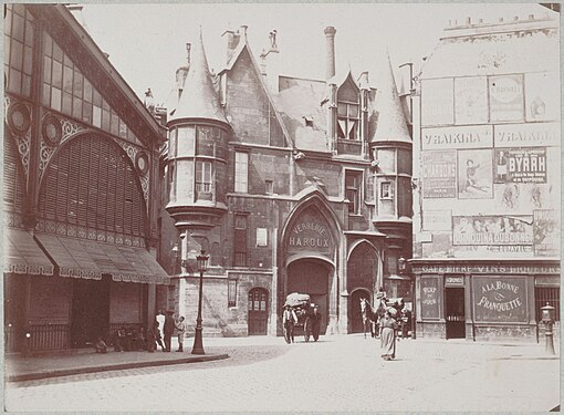 Vue du marché le long de la rue de l'Ave-Maria, avec au fond l'hôtel de Sens.