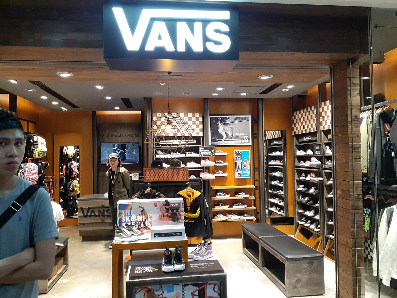 vans store times