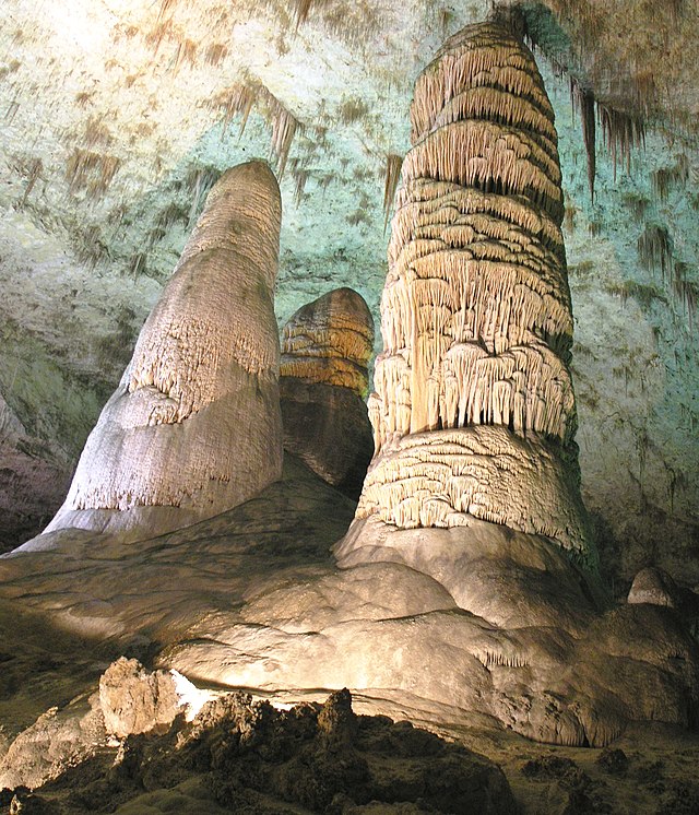 File:Hall_of_Giants_inside_Carlsbad_Cavern-46.JPG