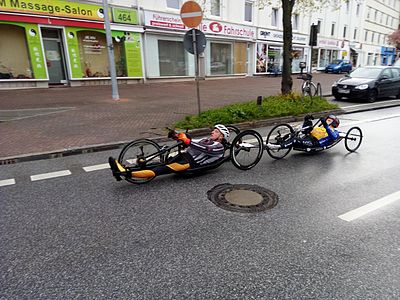 Die ersten Handbiker brauchten für die Hälfte der Strecke etwa 40 Minuten.