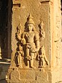Ce Vishnu fait le signe de varada-mudra de sa main inférieure droite, ses mains supérieures tiennent le disque et la conque en kartari-hasta et sa main gauche est en katyavalambita, "posée sur la hanche".