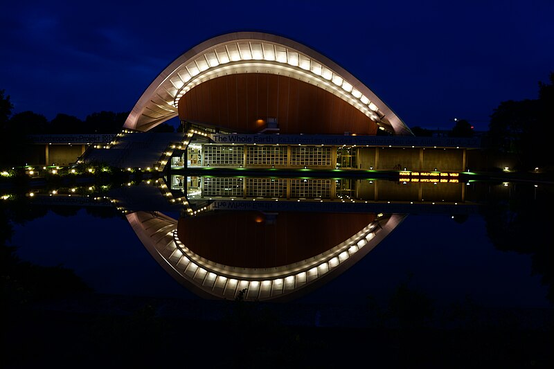 File:Haus der Kulturen der Welt, ehemals Kongresshalle, in Berlin.JPG
