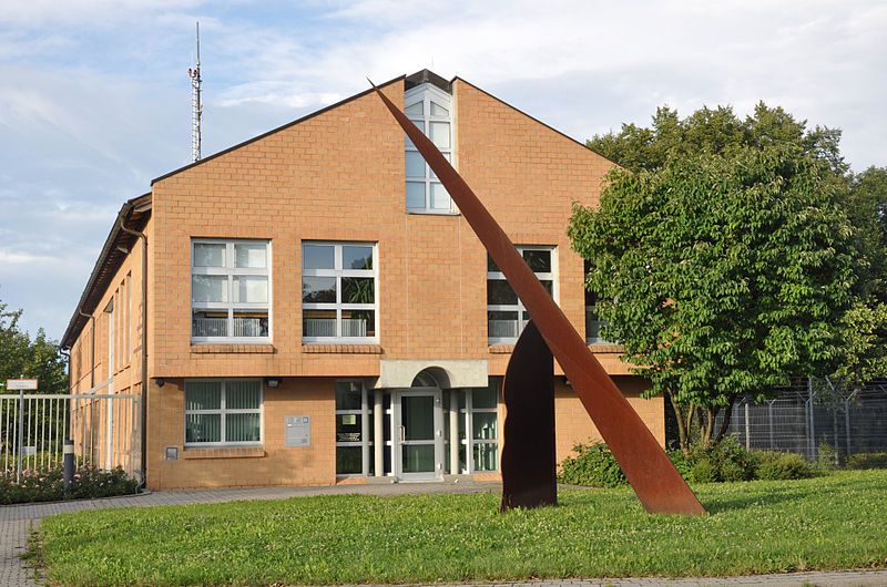 File:Hechingen Polizei Skulptur.jpg