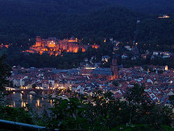 Altstadt und Schloss bei Dämmerung