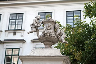 Heiligenkreuzerhof, Prälatur, Eingang mit Putti