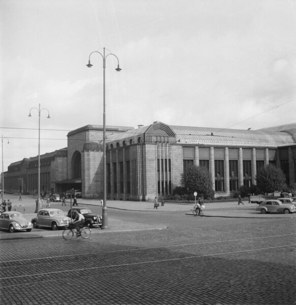 File:Helsinki railway station, a part of a panorama 1951 (JOKAUAS4 32-3).tif