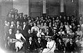 1912년, 커니 하이스쿨 행사에 참석한 정한경. 제일 앞줄 왼쪽 끝에 앉아있다.