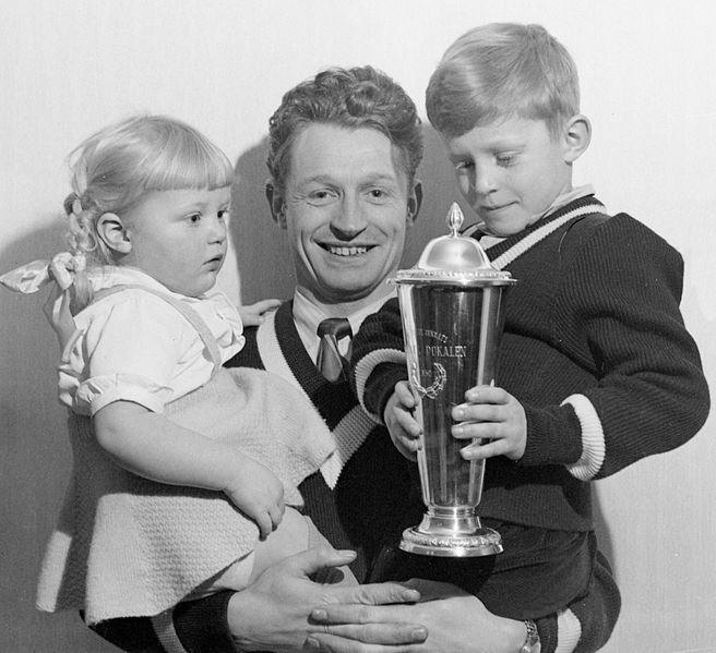 File:Hjalmar Andersen with kids 1952.jpg