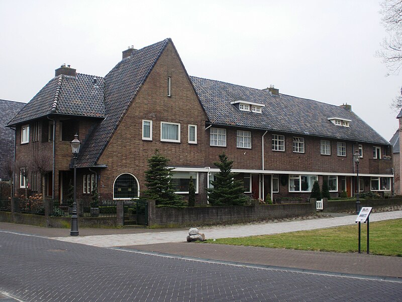 File:Huizen naast Kasteel van Coevorden.JPG