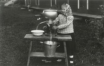 Девочка в национальной одежде, 1930 год