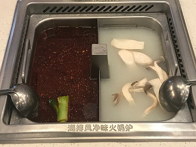 Hot pot with two flavors