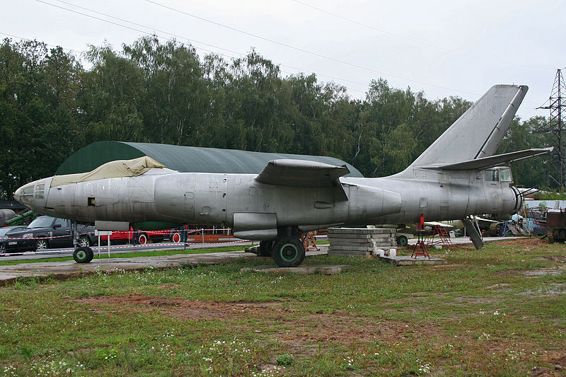 File:Ilyushin Il-28 Beagle (01 red) (8457300544).jpg