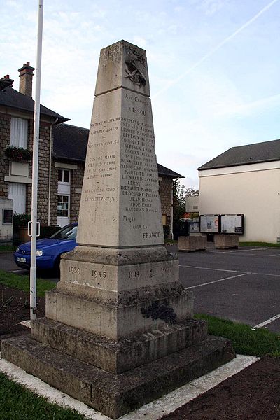 File:Issou - Monument aux morts01.jpg