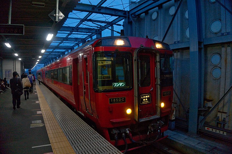 File:JRK Kiha 185 Tans Kyushu Limited Express Oita Station 2014-03-25.jpg