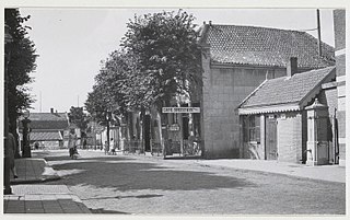 Tot 1951 stond in het hart van het dorp het Rechthuis van Sloten. Tegenwoordig is hier het Dorpsplein met de rechts zichtbare dorpspomp en het politiebureautje.