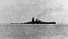 アメリカ軍艦載機に攻撃された後、沈艦されつつある武蔵（1944年10月）