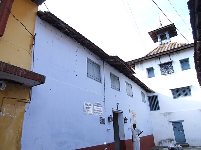 File:Jew Town, Fort Kochin, Cochin, India (2043683297).jpg