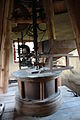 Stroj poháněný větrným mlýnem umístěný v interiéru větrného mlýna v Žijícím skanzenu v Jindřichovicích pod Smrkem.