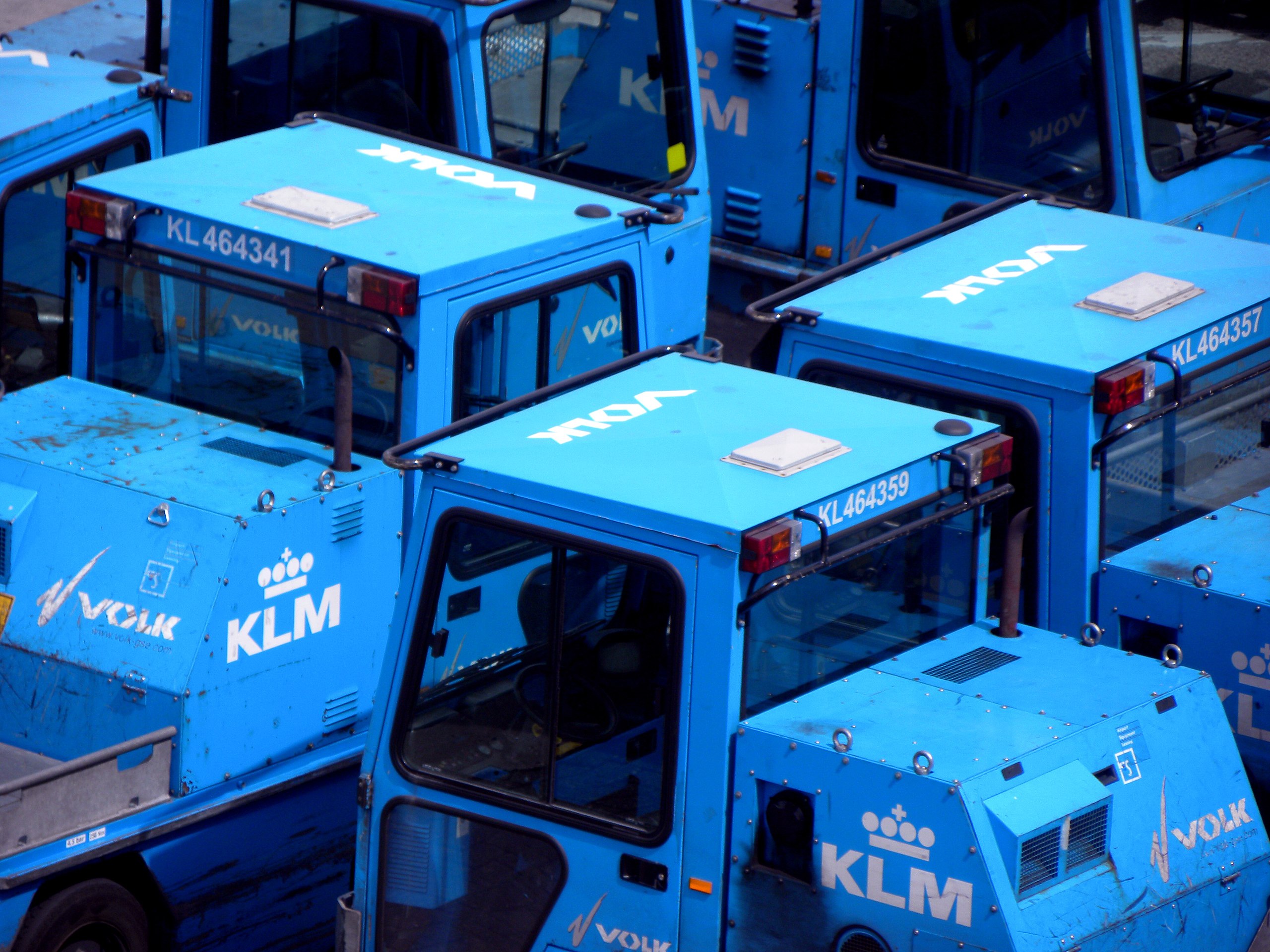 Ontwapening samenwerken pin File:KLM bagage handling trucks.jpg - Wikimedia Commons