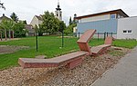 Kunstobjekt beim Turnsaal der Volksschule in Großmugl