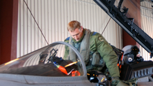 Le lieutenant-colonel Sean Penney sortant de son CF-18 en 2009